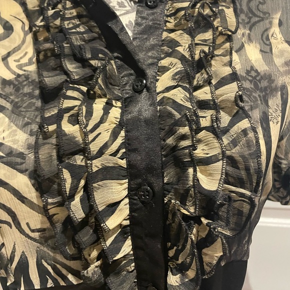 Gorgeous two tone blouse with ruffled front and sleeves - Picture 2 of 4